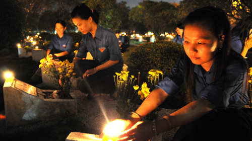 Các bạn đoàn viên, thanh niên TP.HCM thắp nến tri ân tại phần mộ các anh hùng liệt sĩ ở nghĩa trang liệt sĩ TP.HCM tối 26-7.
